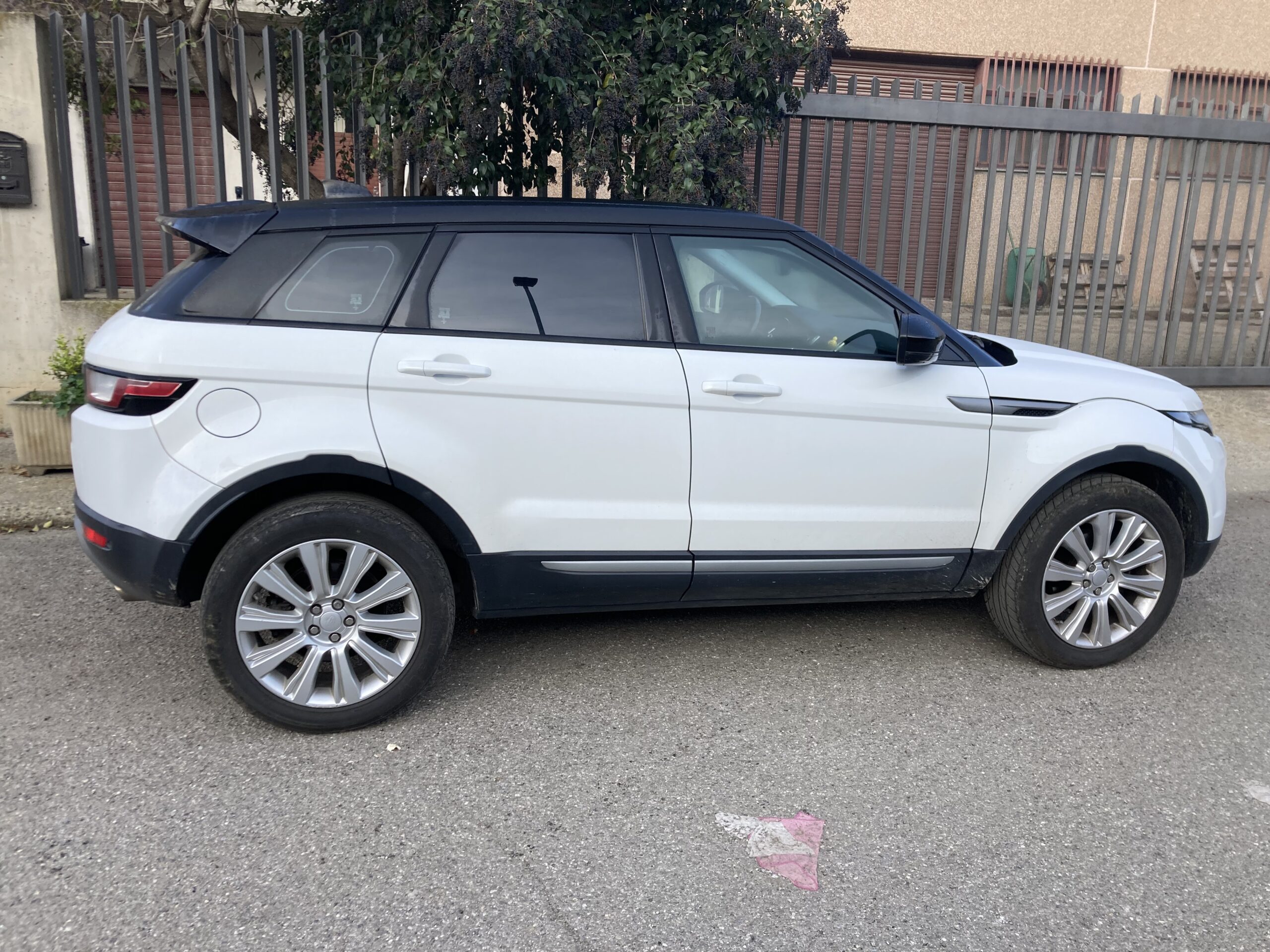 
								RANGE ROVER EVOQUE pieno									